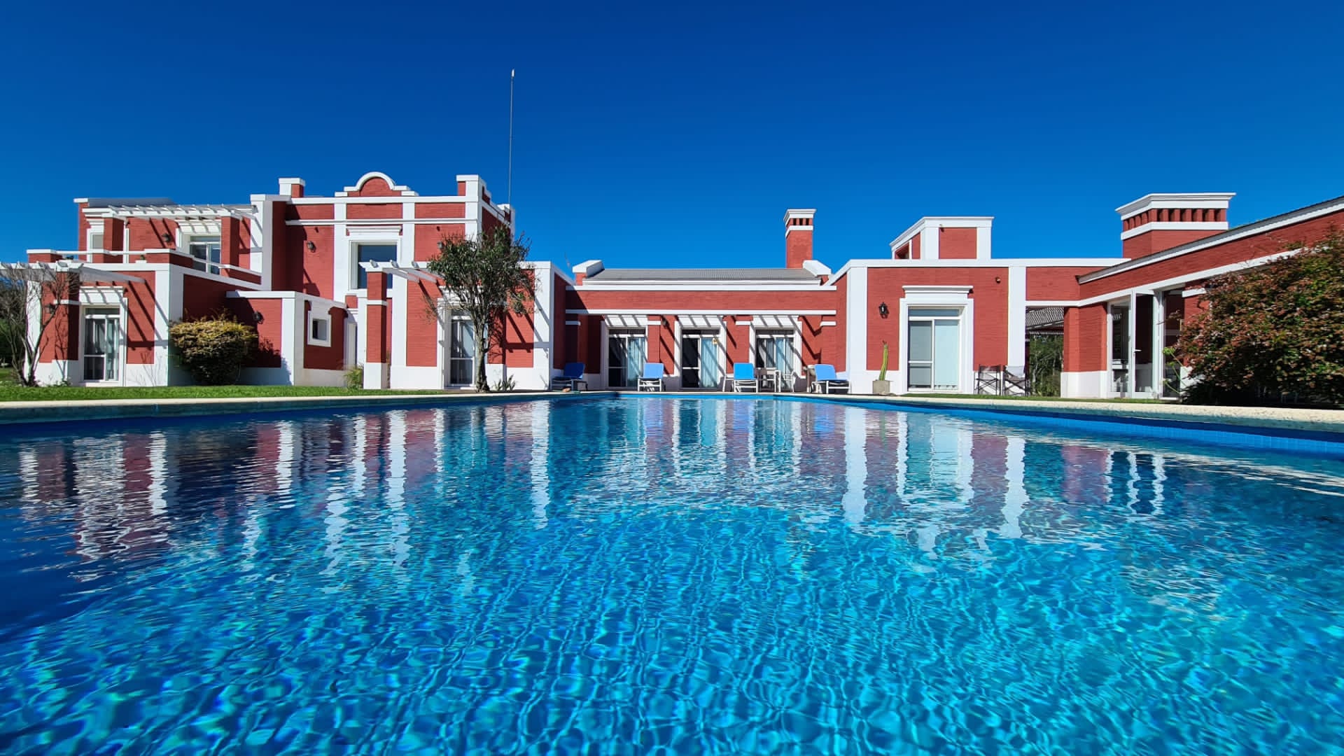 Chacra de 76.300M2 con 170mts de costa de laguna y hermosa villa de 450m2
