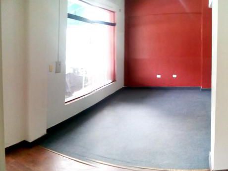 Alquilo Gran Salon Comercial De 120 M2, Sobre Julio Correa, B° Mburucuya.