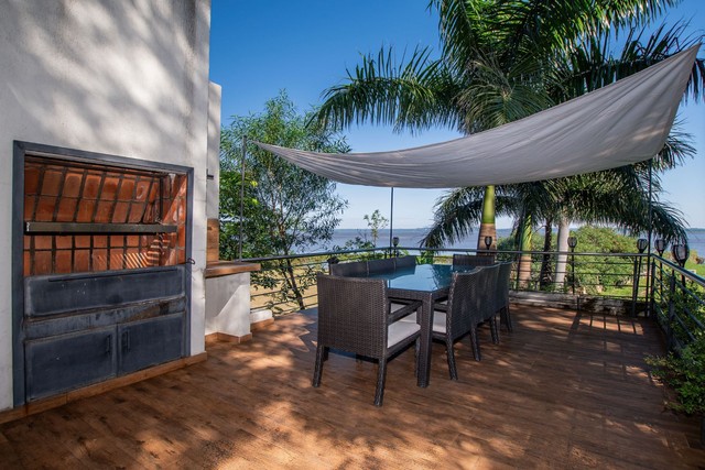 Lujosa Residencia con Amplio Patio sobre el lago Ypacaraí — foto 2