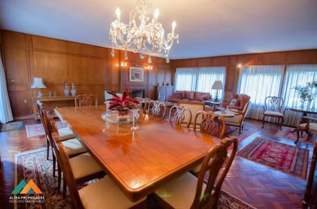 Espectacular Casa En Zona Residencial De Carrasco 1292 M2 De Terreno