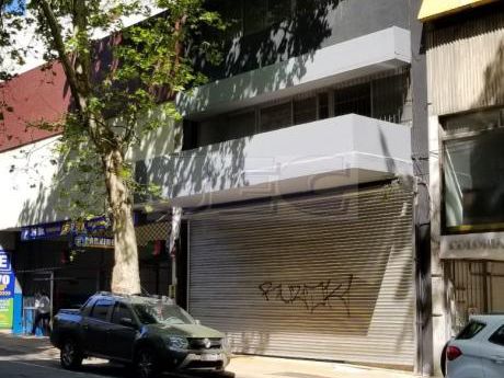 Alquiler De Edificio Y Local Comercial 255 M2 Sobre Colonia Esq. Yaguarón.