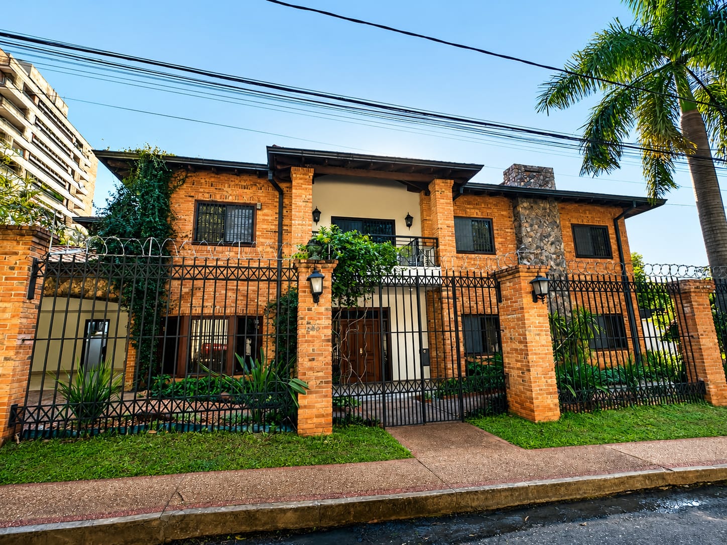 EN ALQUILER RESIDENCIA EXCLUSIVA EN ASUNCION
