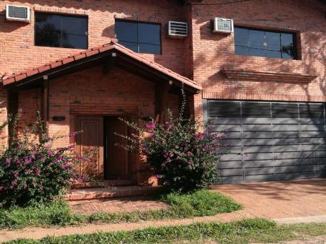 Amplio Duplex En Barrio Mburucuya De 3 Dorm