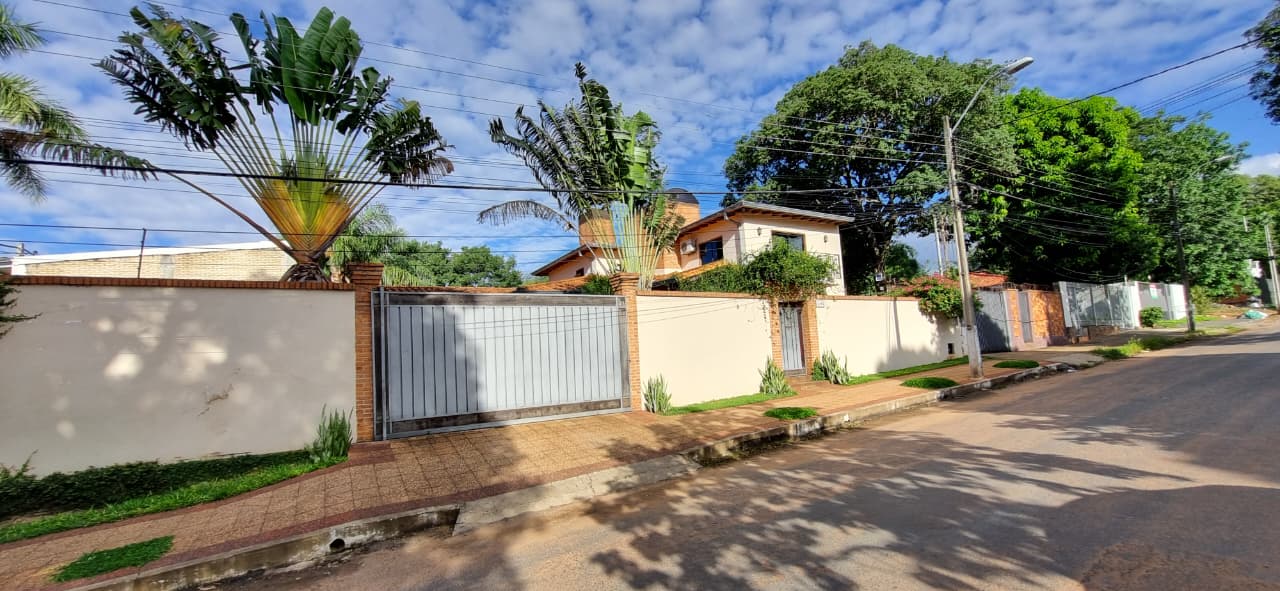 Casa con 4 Dormitorios y amplio patio en Lambaré — foto 2