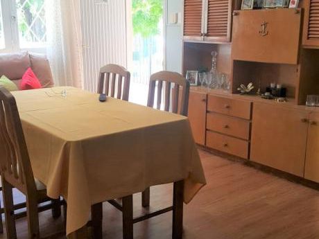 Vendo Casa Dos Dormitorios Con Jardín , Garaje Y Patio.