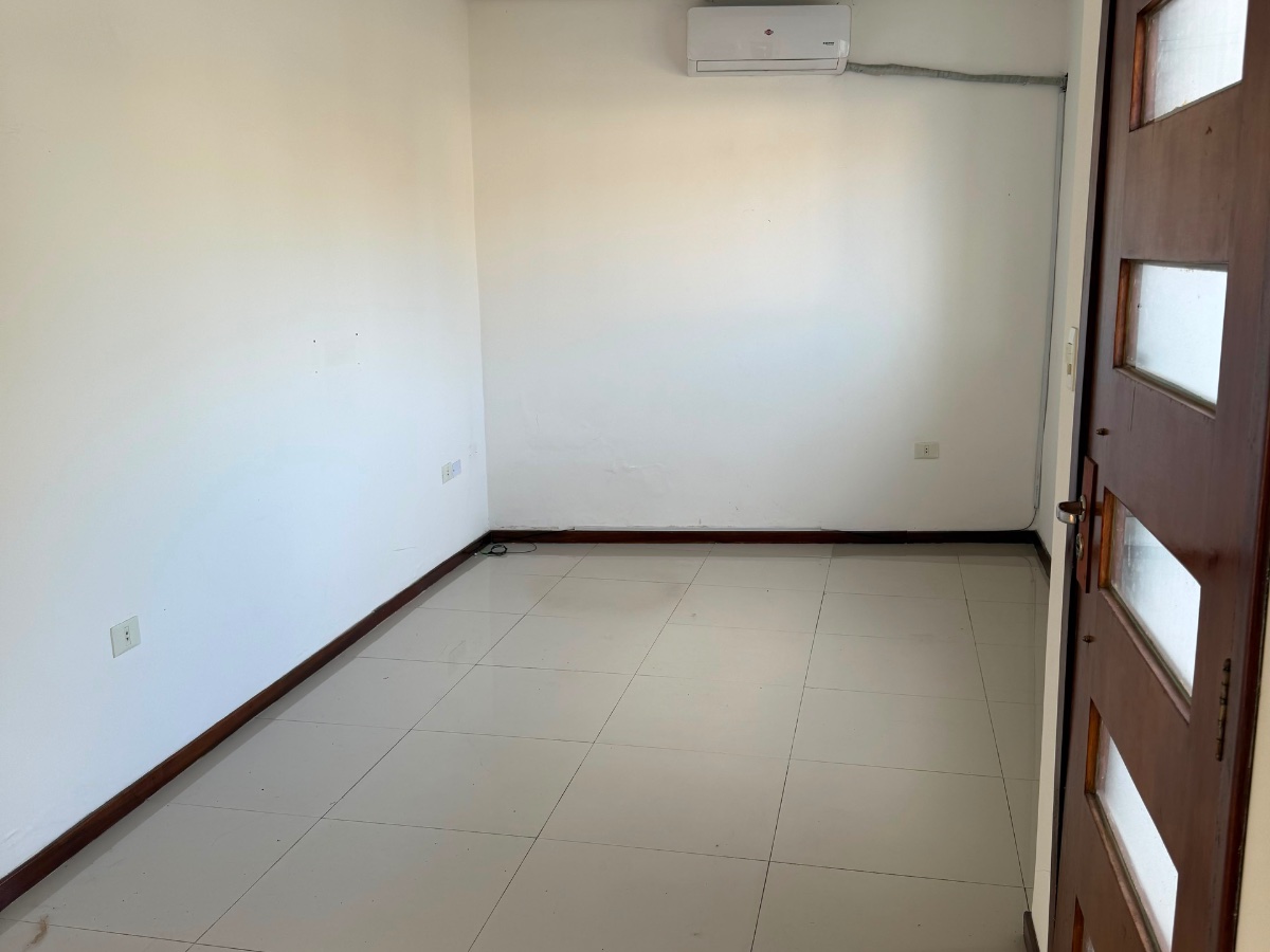 ALQUILO DUPLEX DE 3 DORMITORIOS EN LOMA MERLO — foto 2
