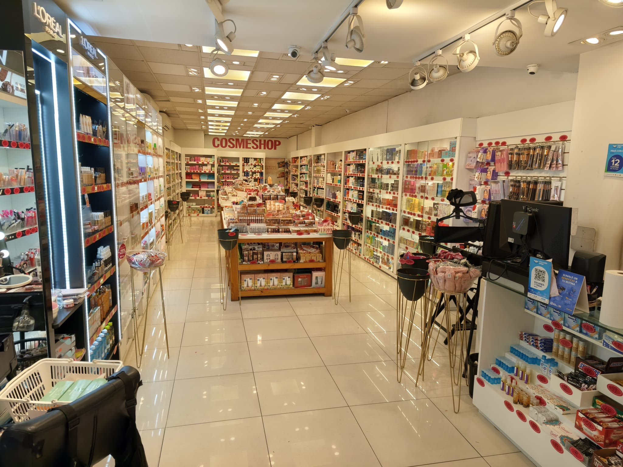 Se Alquila Local En 18 De Julio Y Roxlo, Con 107m2 Salón Más 102 M2 Depósito