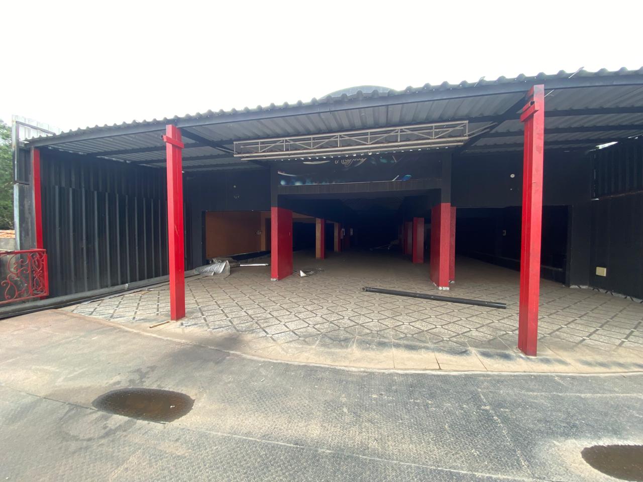 D.G. Alquilo Amplio Salón Comercial De Dos Pisos En Fdo De La Mora — foto 3