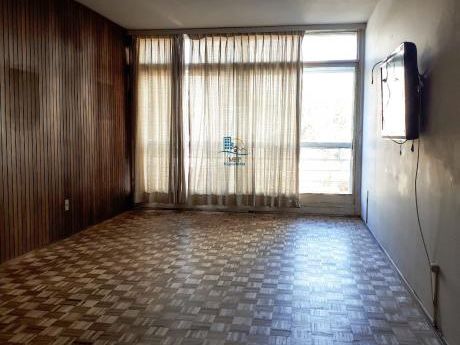 Apto De 2 Dormitorios, 2 Baños Y Garage, Pocitos