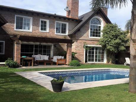 En Jardines Muy Buena Casa
