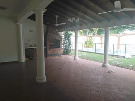 Residencia De 4 Habitaciones Detras De Shopping Galeria