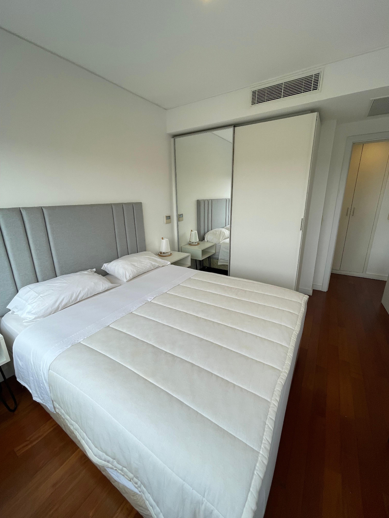 EN ALQUILER EXCLUSIVO DEPTO AMOBLADO DE 1 DORMITORIO CON COCHERA — foto 2