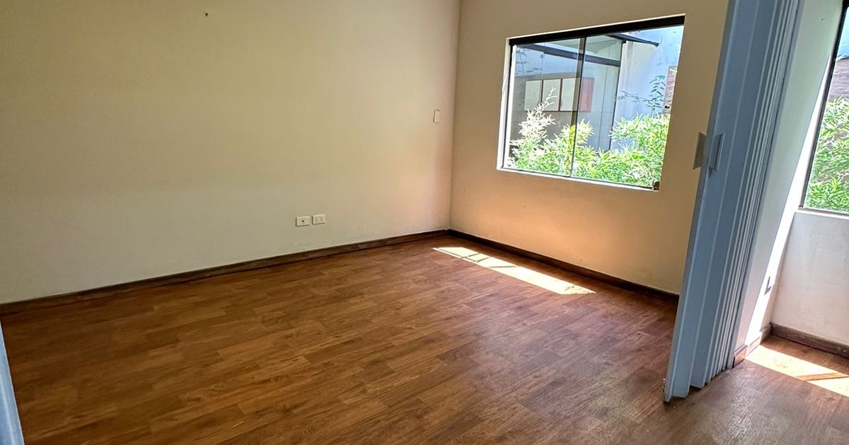 Alquilo: Oficina Estilo Colonial Con Estacionamiento Para 12 Vehículos — foto 3