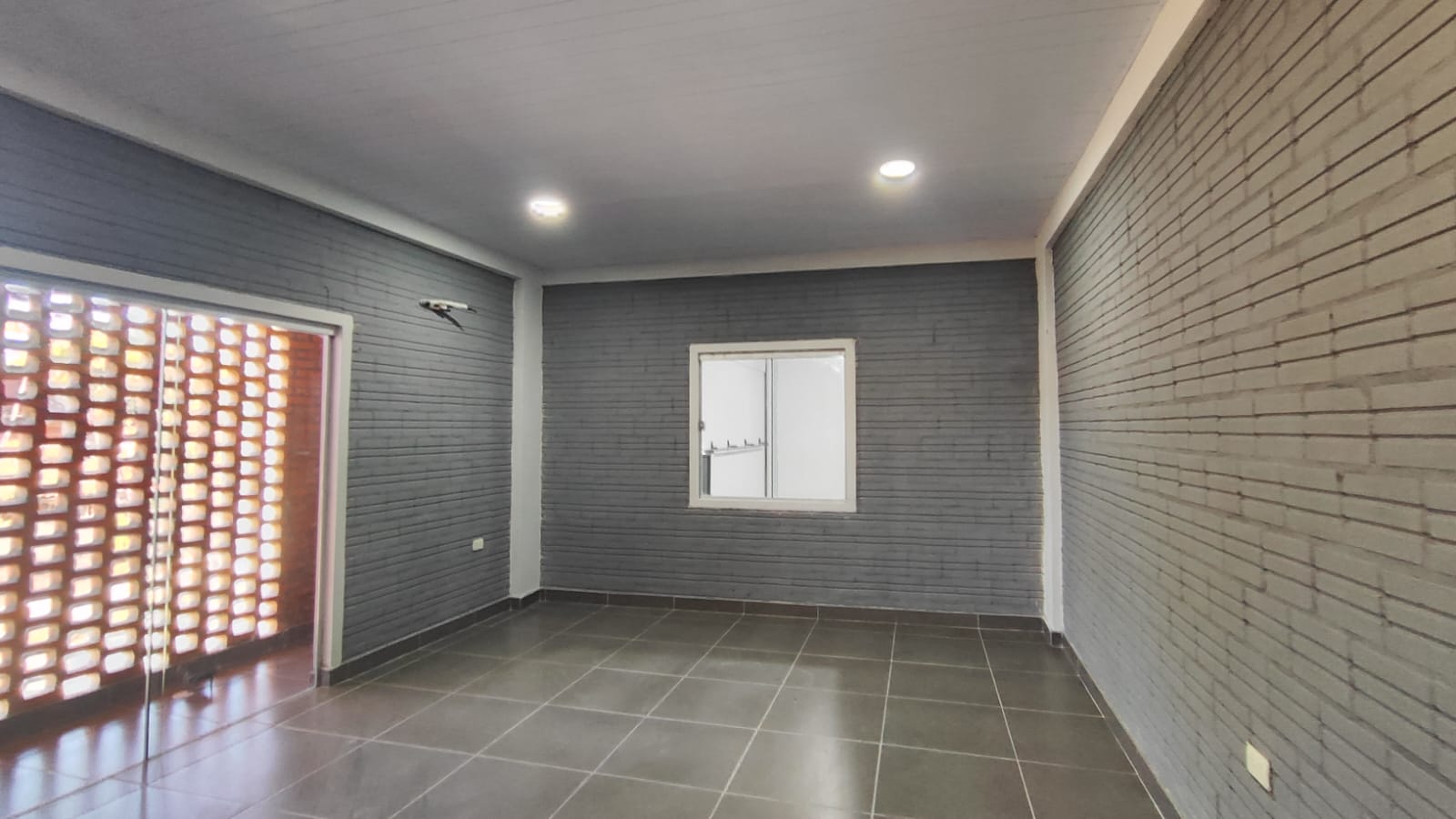 Alquiler de despósito con showroom en Luque — foto 2