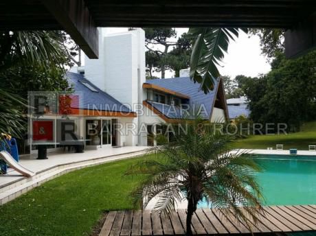Lujoso Chalet En El Mejor Lugar De Punta Del Este..