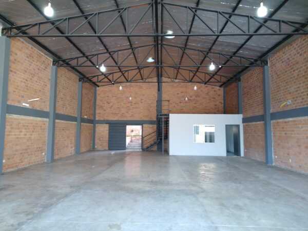 ALQUILO SALÓN COMERCIAL DE 240 M2 SOBRE AVDA. - CERCA DE ACCESO SUR — foto 3