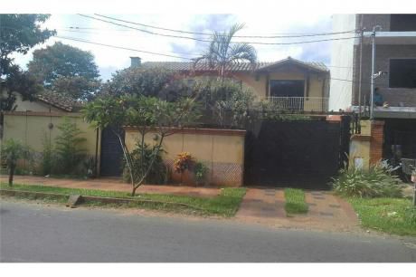 Amplia Casa En Luque En Cuarto Barrio Con 4 Dormit