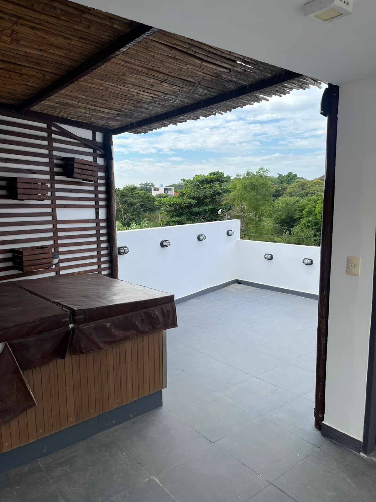 Alquilo triplex en Barrio Mburucuyá, Jacuzzy, área de servicio — foto 3