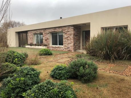 Casa En Venta La Tahona 3 Dormitorios Dos Baños Parrillero