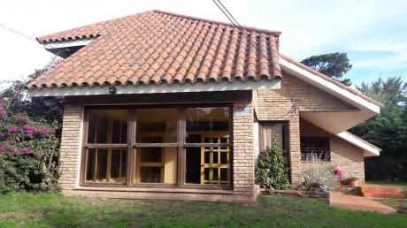 Se Vende Estupenda Casa De 4 Dormitorios Y Piscina En Lomas De Solymar