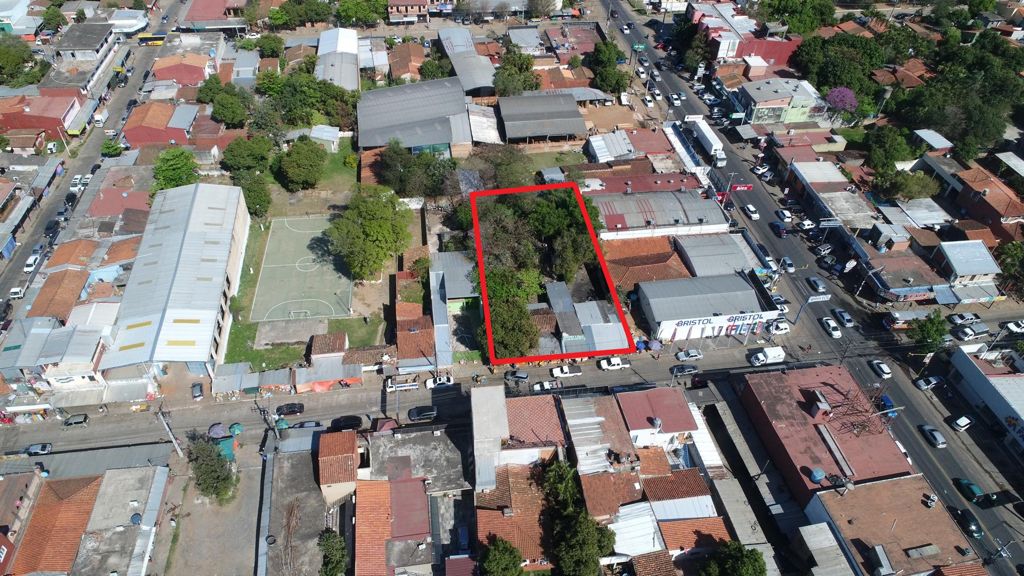 VENDO IMPORTANTE TERRENO EN EL CENTRO DE LIMPIO. Cod HA — foto 2