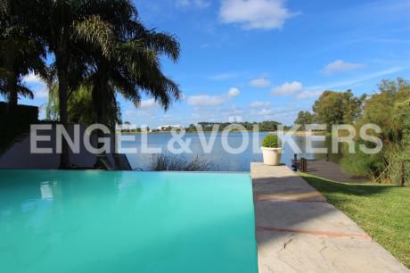 Espectacular Casa Sobre El Lago En Venta