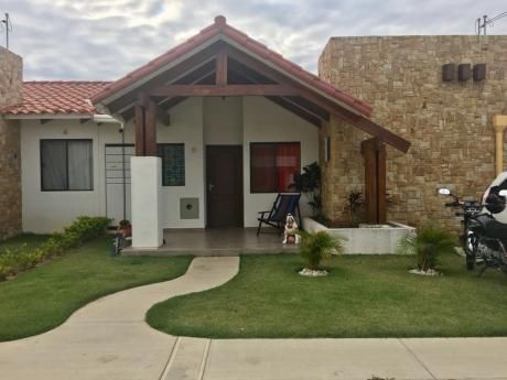 Linda Casa Con Amplio Terreno De 315 M2, En $us 127.000