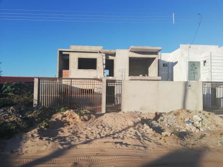 En Pre-venta Amplia Casa Zona Este
