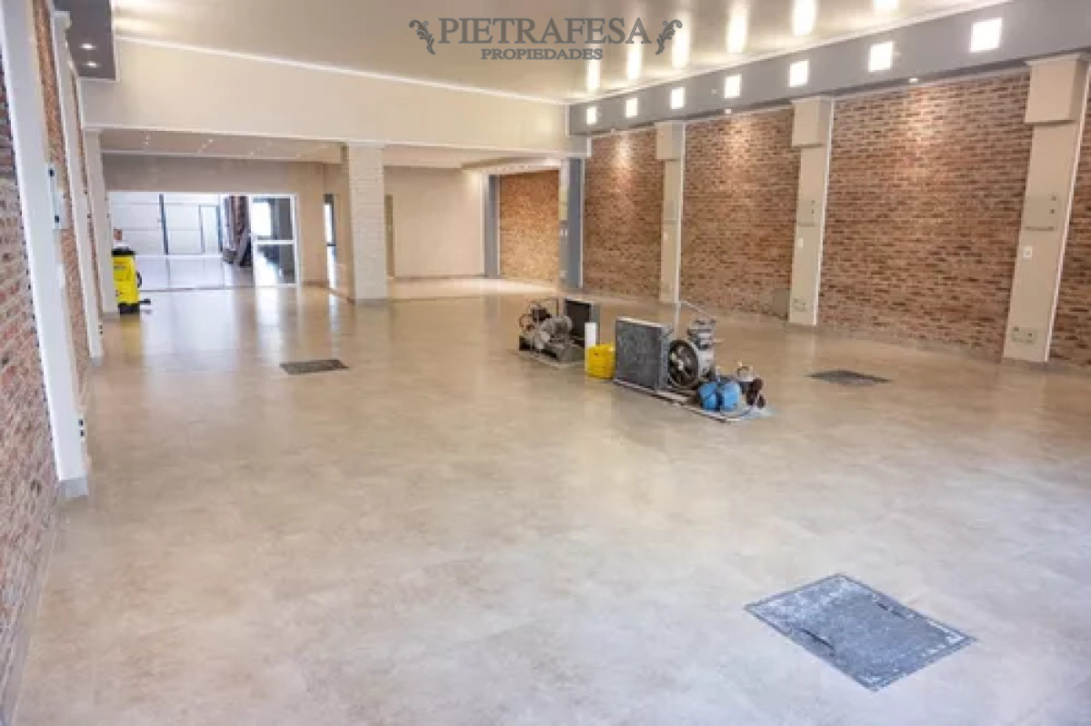 Local en alquiler, 4baños, cocina, patio. Brazo Oriental. · Foto 2