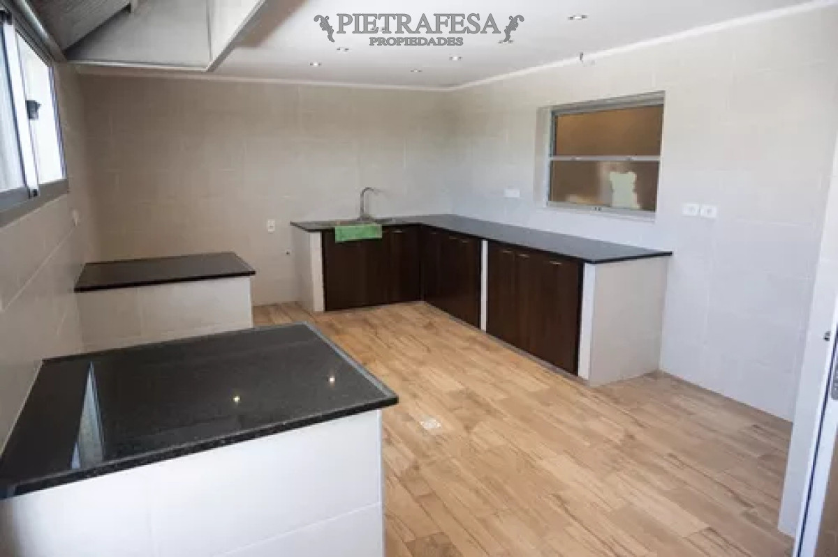 Local en alquiler, 4baños, cocina, patio. Brazo Oriental. · Foto 7