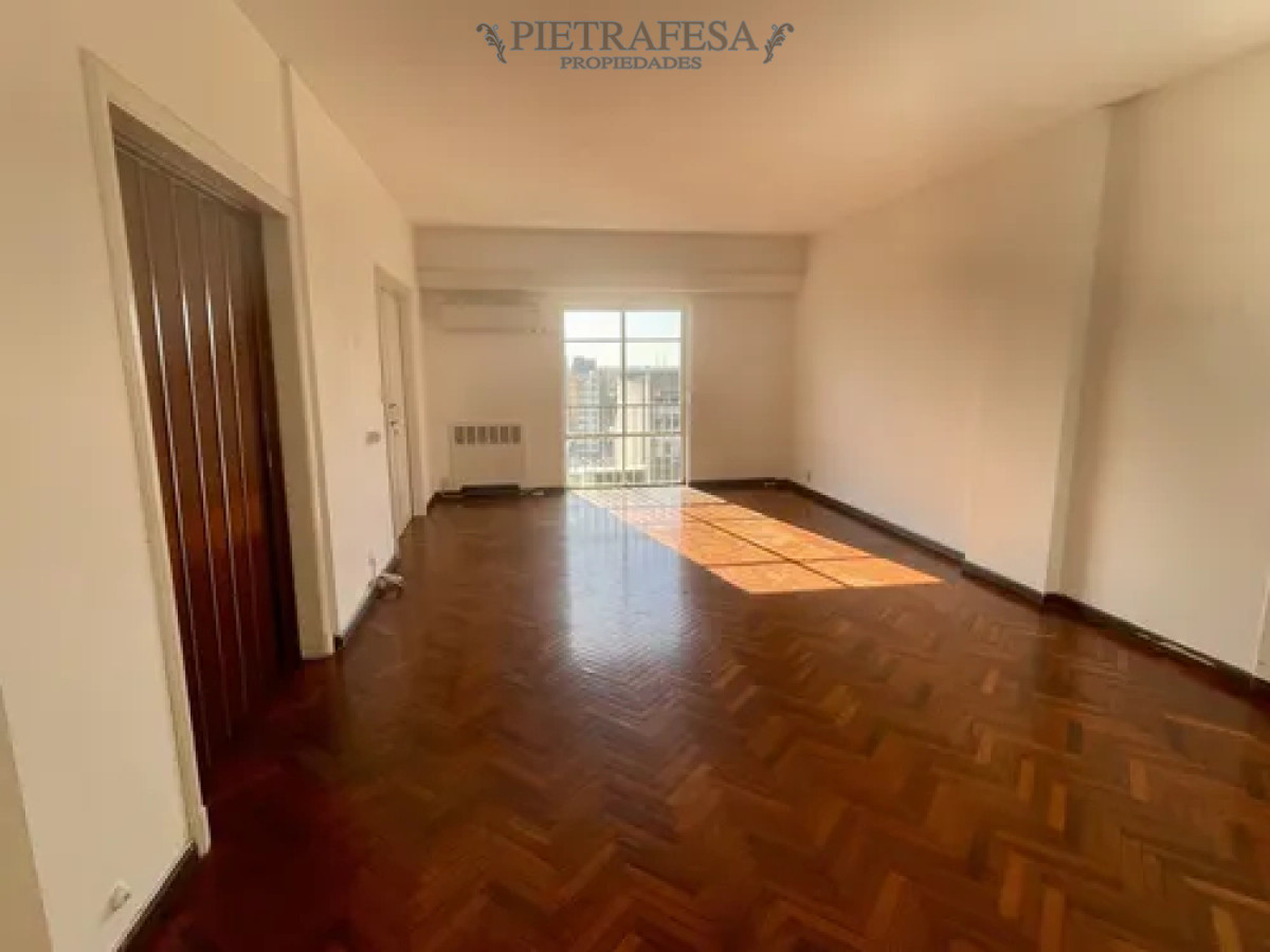 Apartamento en alquiler, 4 dormitorios, 3 baños, terraza lav, garaje. Cordón.