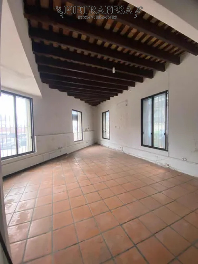Oficina en alquiler, 5 privados, 4 baños, kitchenette, terraza. Ciudad Vieja.