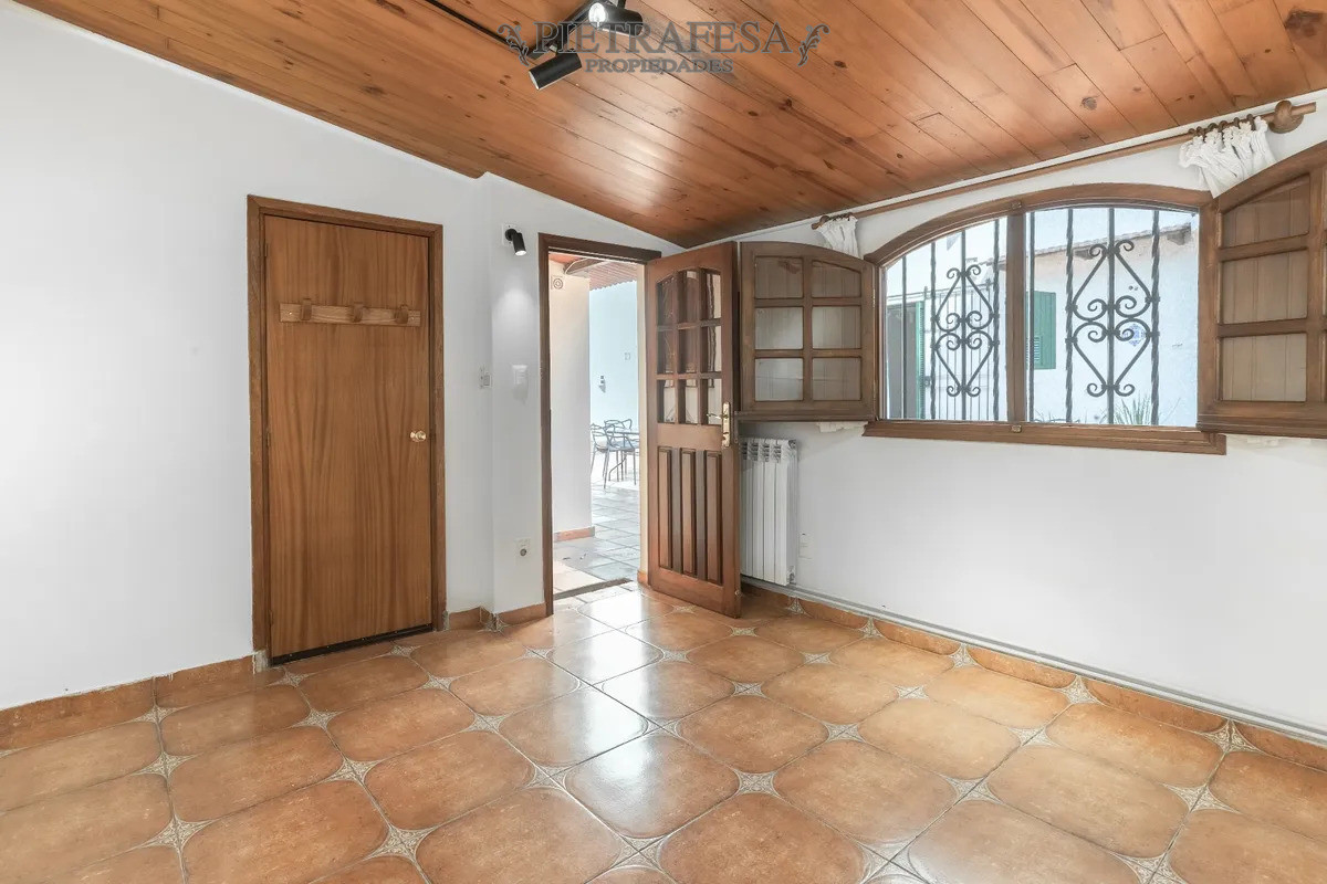 Oficina en alquiler, privado, baño en suite, patio. Pocitos.