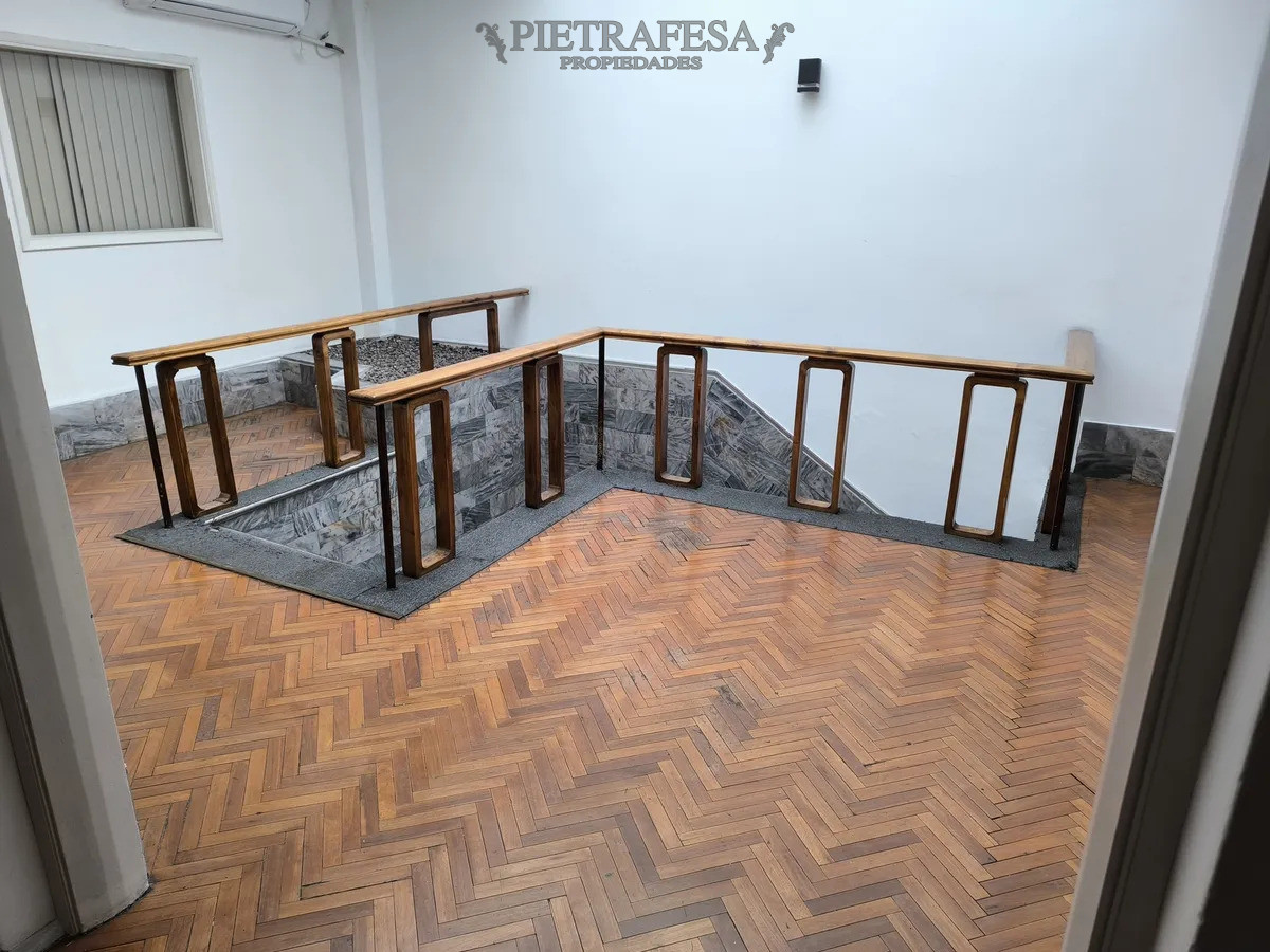 Casa en alquiler, 4 dormitorios, 2 baños, balcón. Centro.
