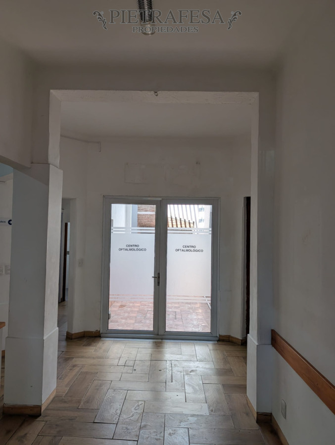 Gran casa en alquiler, 4 dormitorios, 2 baños, patio con parrillero, cochera. La Blanqueada.