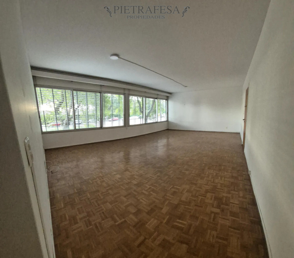 Apartamento en alquiler, 4 dormitorios, 3 baños, garaje. Punta Carretas.