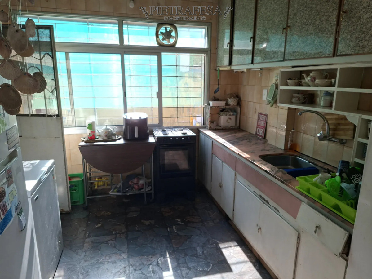 Apartamento en alquiler, 4 dormitorios, 2 baños, patio. La Comercial. · Foto 3