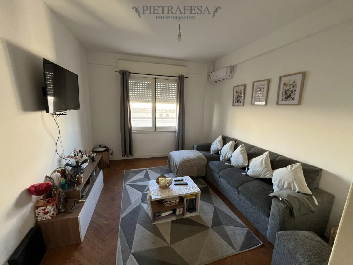 Apartamento en alquiler, 3 dormitorios, 2 baños, terraza. Ciudad Vieja.