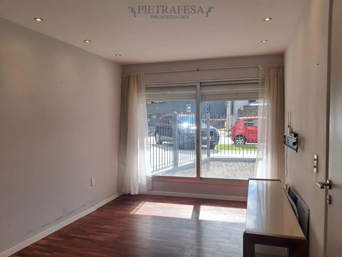 Apartamento en alquiler, 1 dormitorio, 1 baño, patio, cochera. Malvin