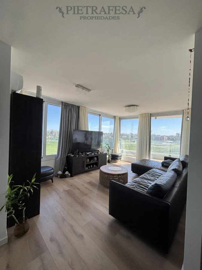 Apartamento en alquiler, 2 dormitorios, 1 baño, terraza, cochera. Amueblado. Carrasco. · Foto 1
