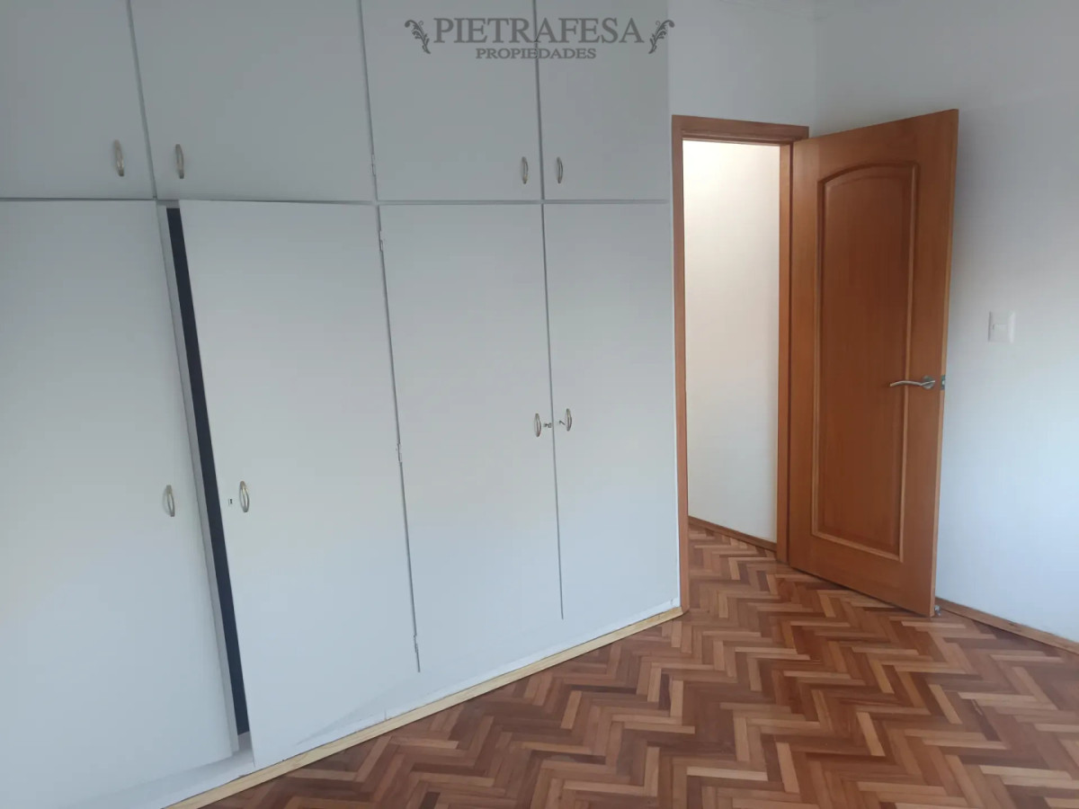 Casa en alquiler, 2 dormitorios, 2 baños, patio con parrillero, cochera. Brazo Oriental. · Foto 10