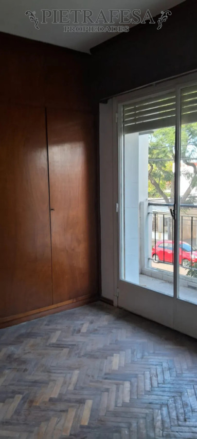 Casa en alquiler, 4 dormitorios, 2 baños, terraza, azotea, garaje doble. Buceo.