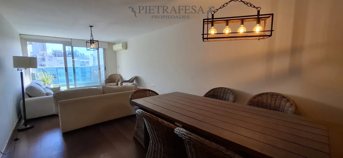 Penthouse en alquiler, 3 dormitorios, 4 baños, terraza, garaje. Punta Carretas.