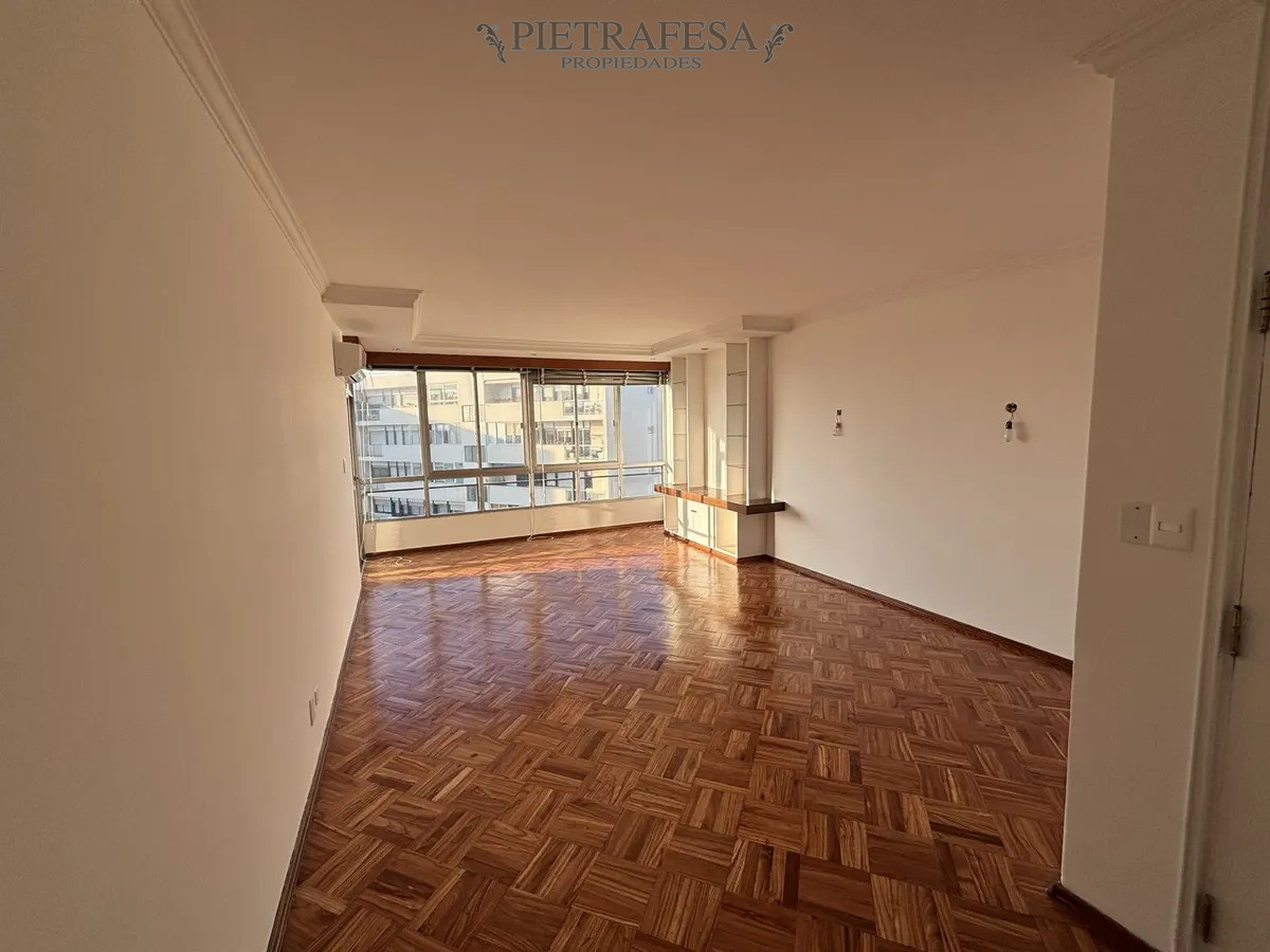 Apartamento en alquiler, 3 dormitorios, 2 años, terraza, garaje. Parque Rodó.
