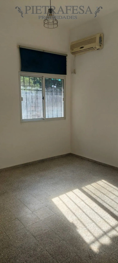 Casa en alquiler, 2 dormitorios, 2 baños, patio, cochera. Malvin Norte.
