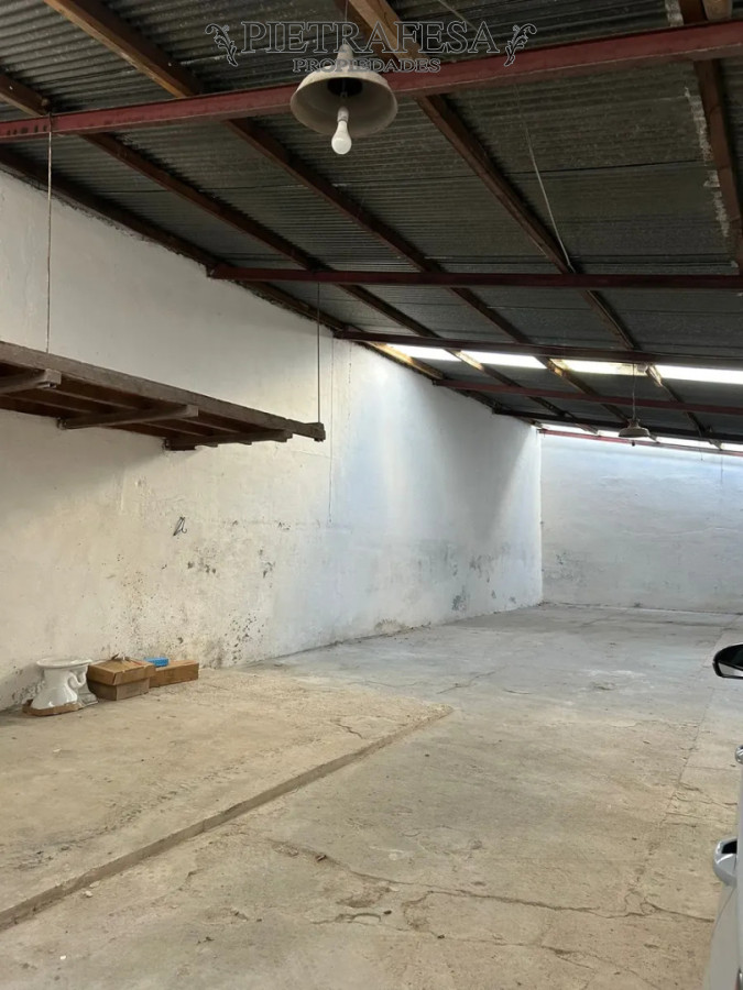 Amplio local en alquiler, kitchenette, 1 baño. Goes.