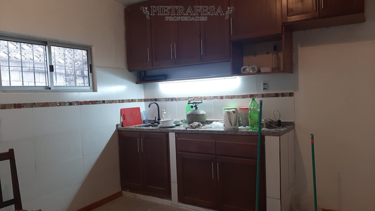 Casa en alquiler, 2 dormitorios, 1 baño, patio, cochera. La Teja.