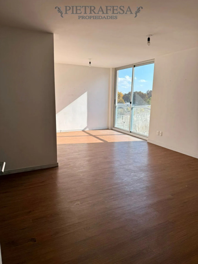 Apartamento en alquiler, 2 dormitorios, 1 baño, cochera. Tres Cruces.