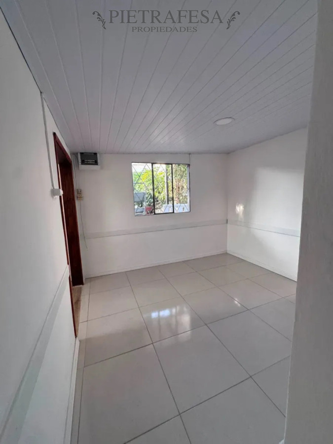 Apartamento en alquiler, 1 dormitorio, 1 baño, patio. Maroñas. Sin gastos comunes.