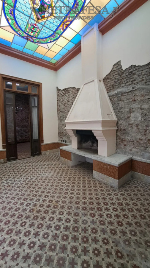 Casa en alquiler, 4 dormitorios, 2 baños, patio con parrillero, garaje. Parque Rodó.